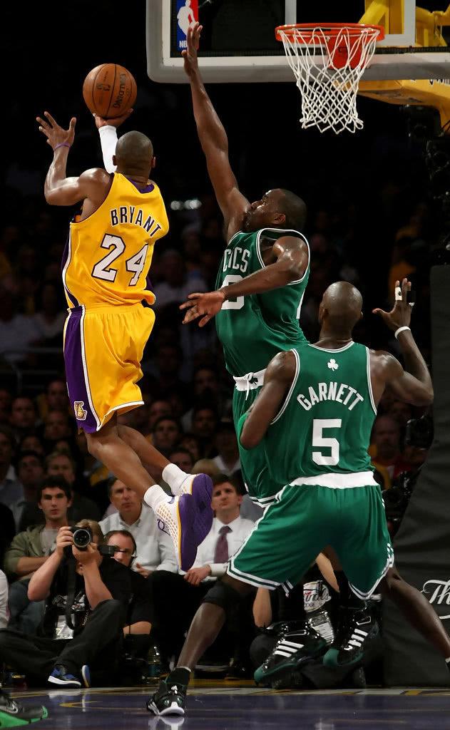 前意甲裁判谈DV9点球被吹：他和防守球员互有拉扯，都不犯规（前意甲裁判评DV9点球被取消：与后卫互相拉扯，均不构成犯规）