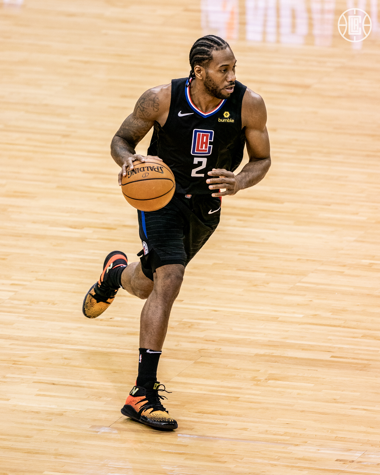 驳斥转会传闻，贡多齐：我专注于当下，想帮拉齐奥赢下更多球（贡多齐否认转会传闻：专注当下，只想助拉齐奥赢得更多胜利）