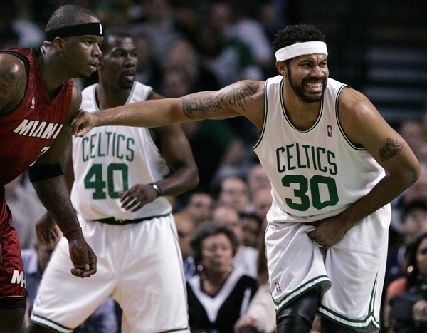 圣保利主帅调侃凯恩：去年他踢我们那脚射门，球现在还在飞吧（圣保利主帅打趣凯恩：去年那脚对我们射门，球至今还在飞）