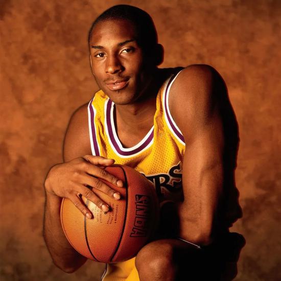 环球足球奖2025年度最佳球员候选：姆巴佩在列，巴黎8人入选（2025年环球足球奖最佳球员候选名单出炉：姆巴佩上榜，巴黎8人入围）