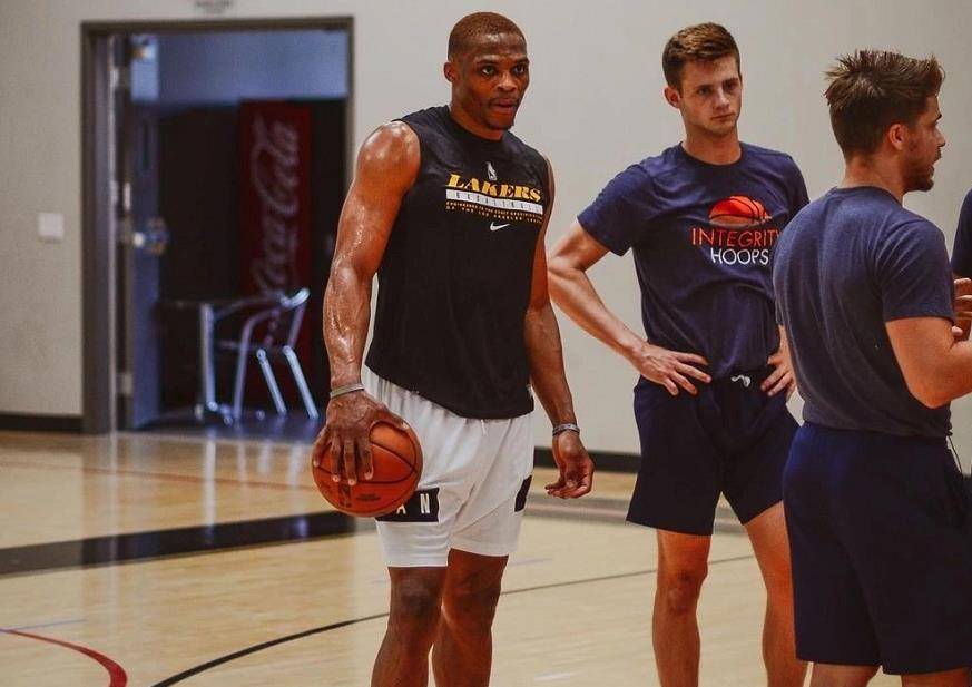 记者：韩鹏仍是泰山主帅，但俱乐部需要找个名义上的“主帅”（记者称韩鹏仍掌泰山帅印，俱乐部或另觅挂名主帅）